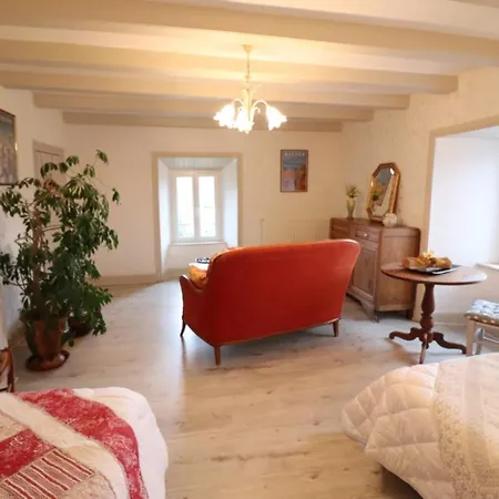 Maison De Caractere A 1000m D'altitude - Proche Salers, Randonnee, Ski, Animaux Bienvenus, Parking Prive - Fr-1-742-494 度假居 *
